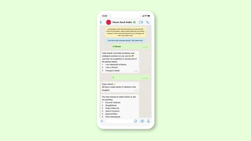 Cliente interessado em comprar um carro novo da Nissan Arábia Saudita usando a conversa no WhatsApp