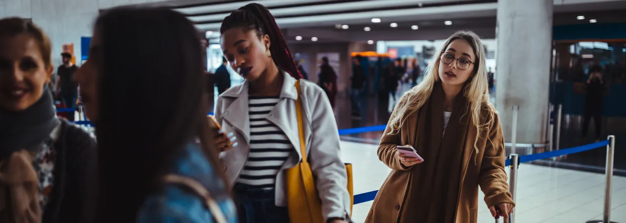 Pessoas aguardando na fila para falar com o atendimento ao cliente