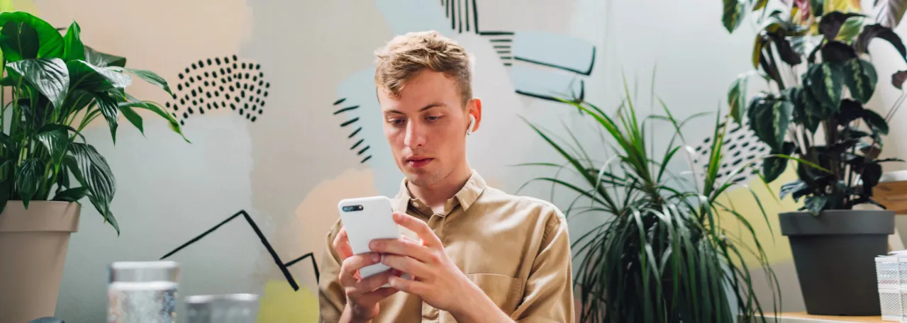 Persona en un escritorio mirando mensajes automáticos a través de WhatsApp