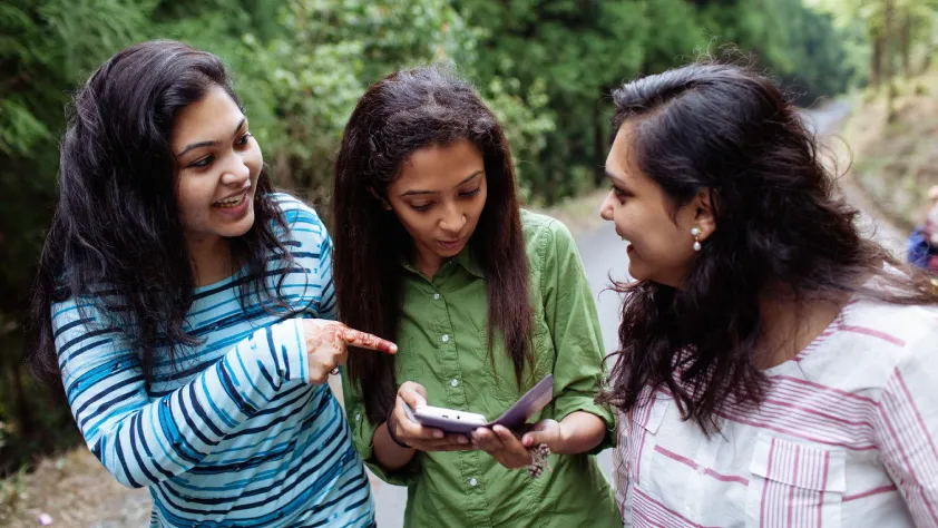 Tres personas hablando sobre una promoción enviada a través de WhatsApp