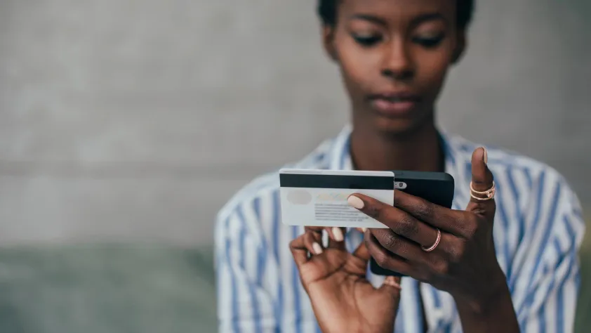 Persona comprando en el teléfono a través de WhatsApp