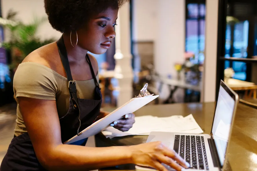 mujer frente a una computadora portátil