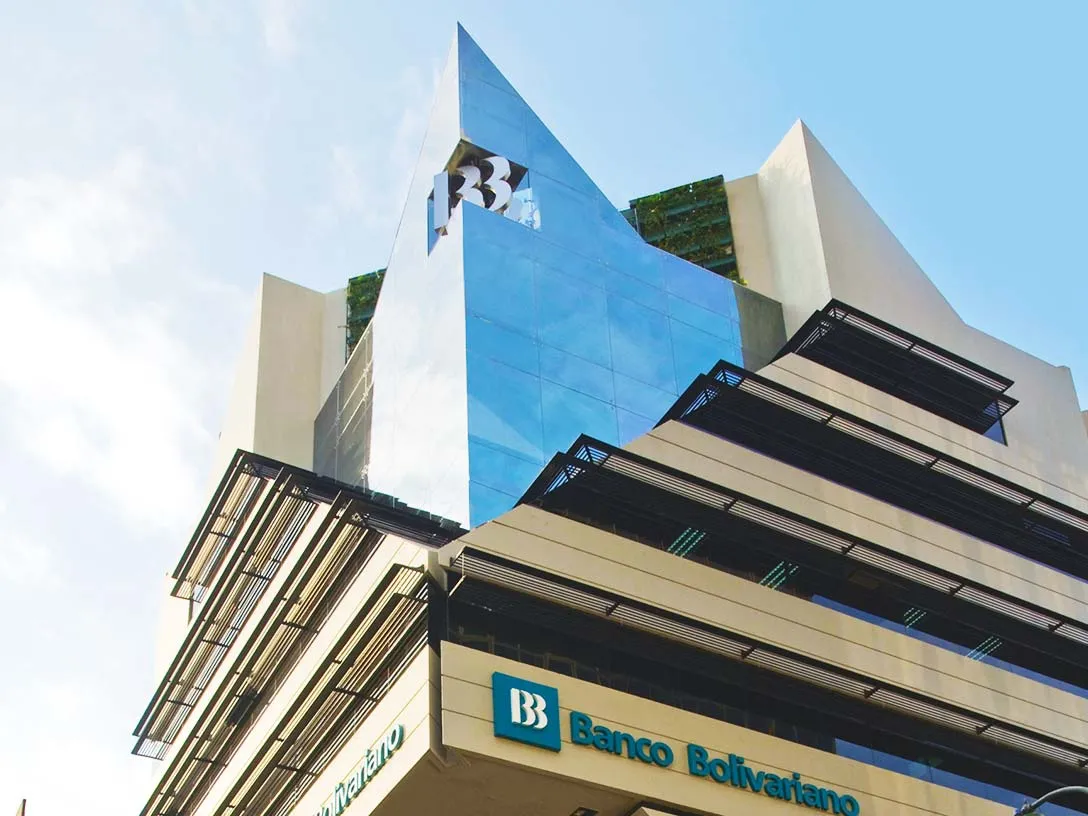Un edificio que muestra el logotipo y la marca del Banco Bolivariano