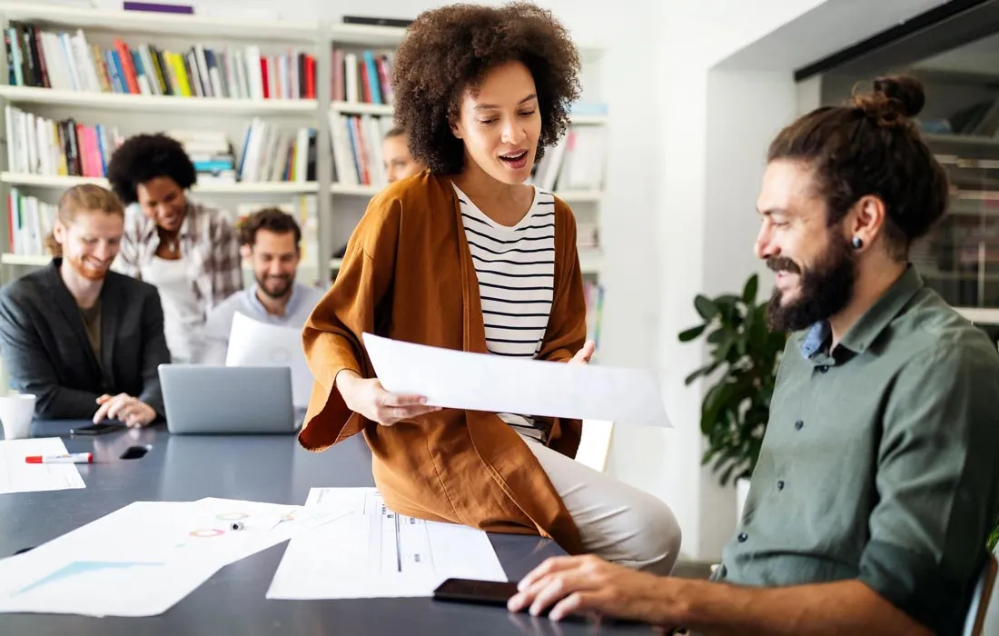 Dos grupos de personas hablando entre sí