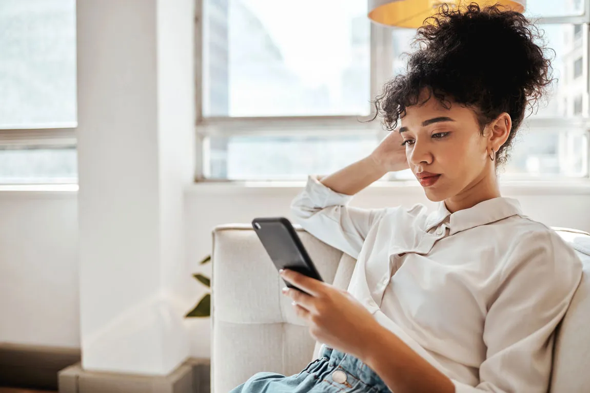 Uma mulher lendo uma conversa por mensagem de texto