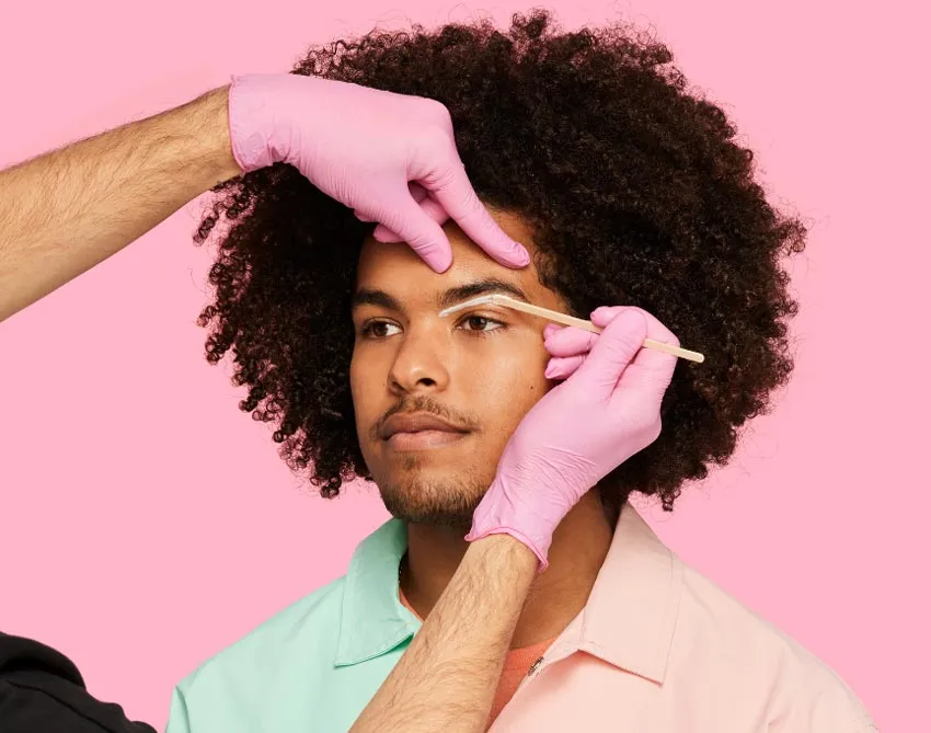 Una persona depilándose las cejas