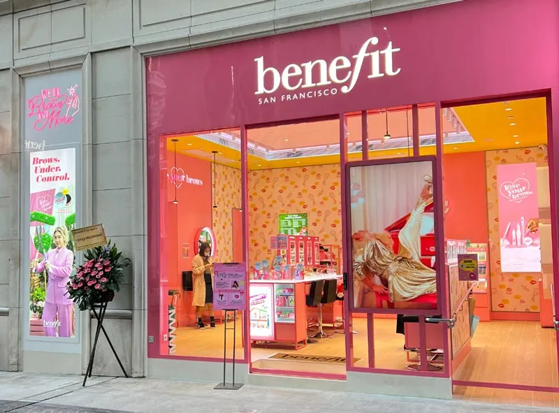 Vitrine da Benefit Cosmetics