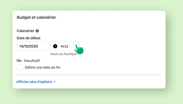 Une personne en train de choisir l’heure et la date de diffusion d’une publicité