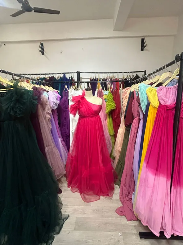 Una habitación repleta de vestidos