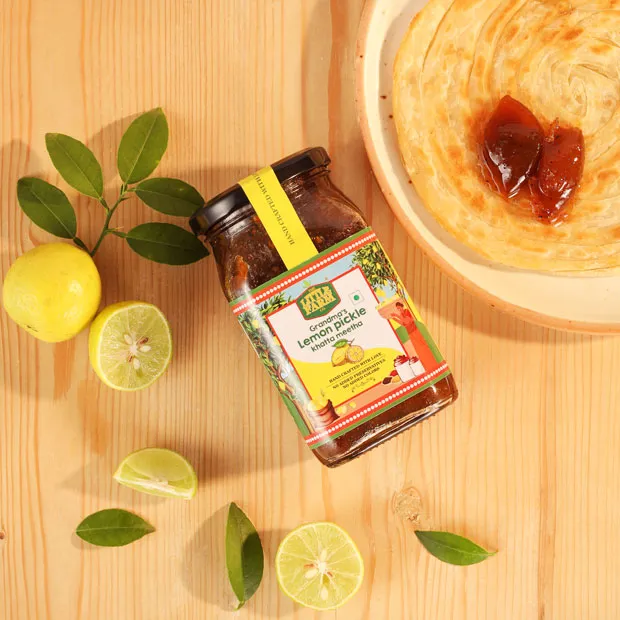 Un frasco con una etiqueta que dice: "Grandma's Lemon pickle"