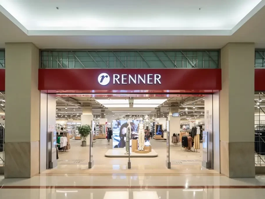 A storefront with the name 'Renner' displayed prominently above the entrance.