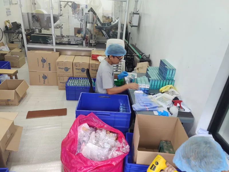 Seorang dokter secara hati-hati memilih produk farmasi.