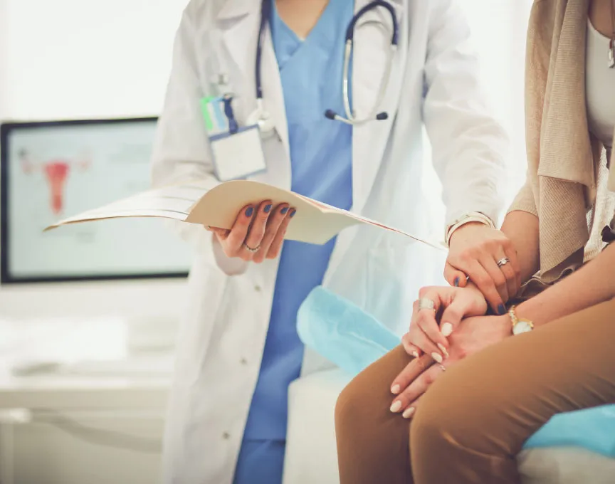 Seorang dokter yang sedang melayani kunjungan pasien.