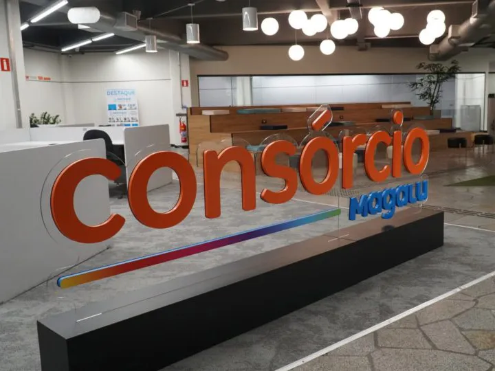 A sign that says Consórcio Magalu