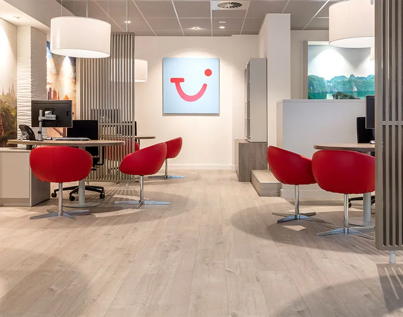 Pesawat dengan merek TUI lepas landas dari landasan pacu.