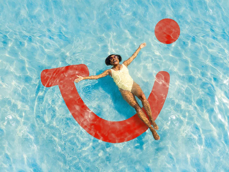Una mujer relajada flotando en una piscina; debajo figura el logotipo de TUI