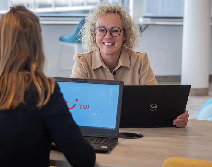 Deux personnes discutant autour d’un bureau