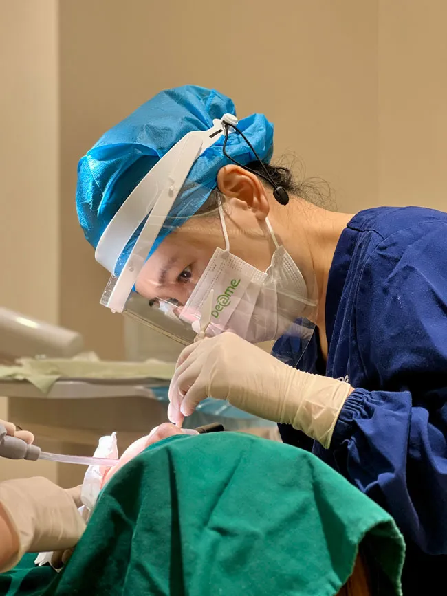 Seorang dokter melakukan operasi