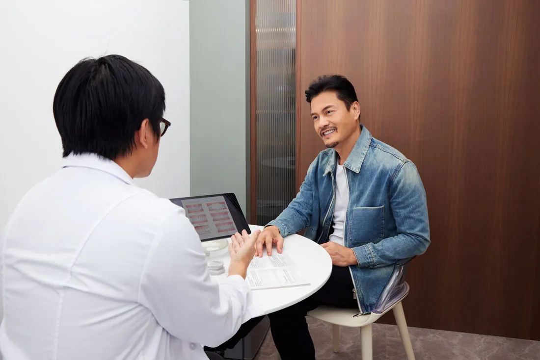 A consultant speaking with a satisfied customer