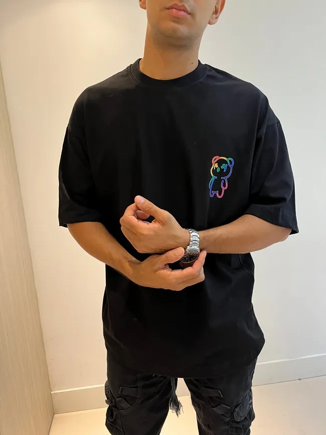 Un t-shirt élégant disponible à l’achat dans la boutique en ligne d’UrbanHouse.