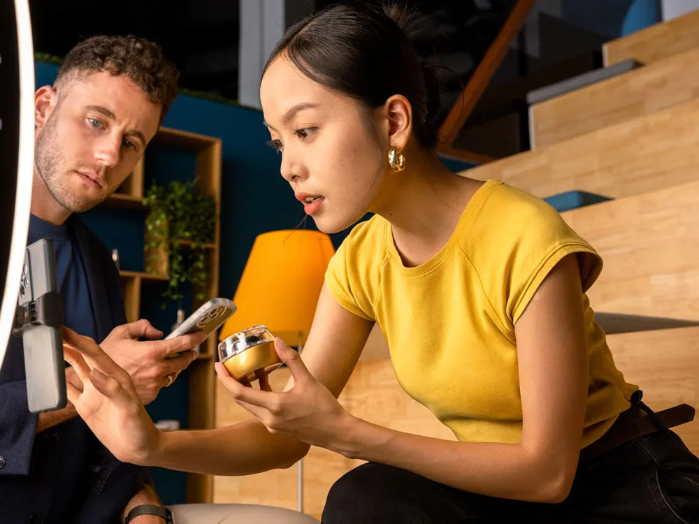 Mujer preparándose para grabarse con su teléfono