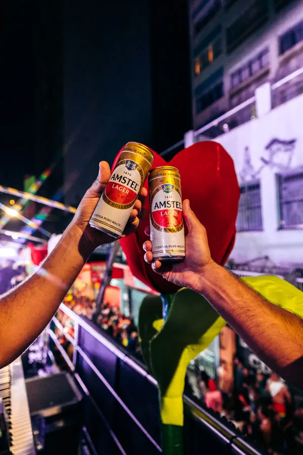 Dua orang bersulang bir Amstel