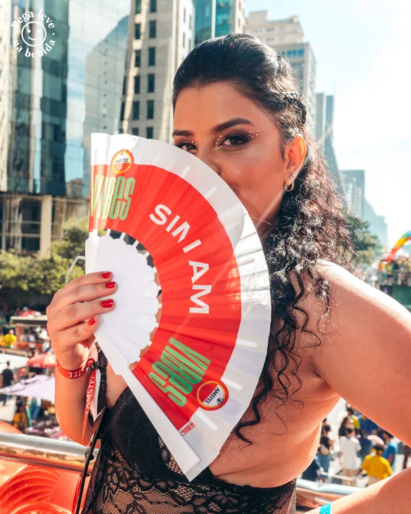 Uma mulher segurando um leque