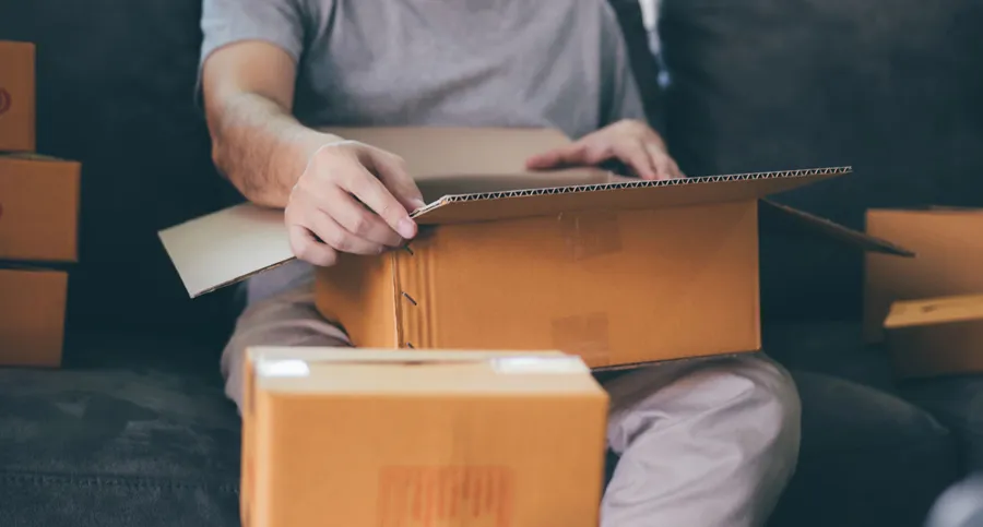 Personne ouvrant un colis