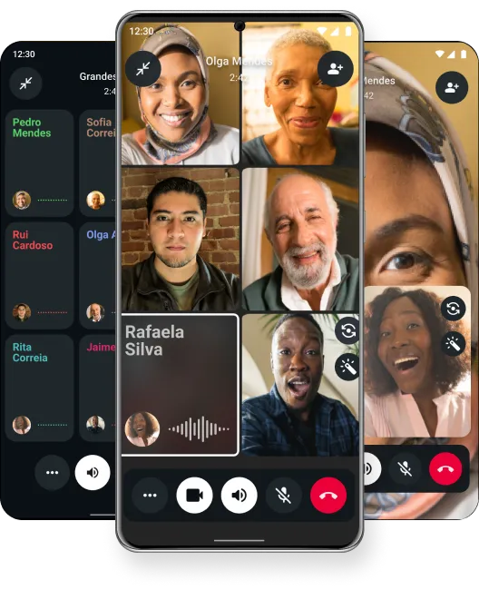 Capturas de ecrã de uma família numa conversa de grupo no WhatsApp entre amigos e familiares