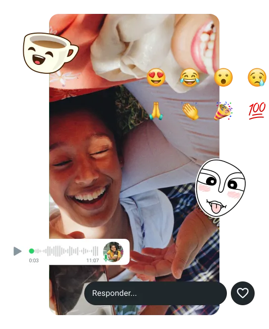 duas amigas rindo com recursos do whatsapp aparecendo na imagem, como mensagens de voz, figurinhas e gifs