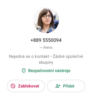 ukázka, jak uživatel blokuje nevyžádaný kontakt v aplikaci WhatsApp, aby mu už nemohl posílat zprávy ani volat