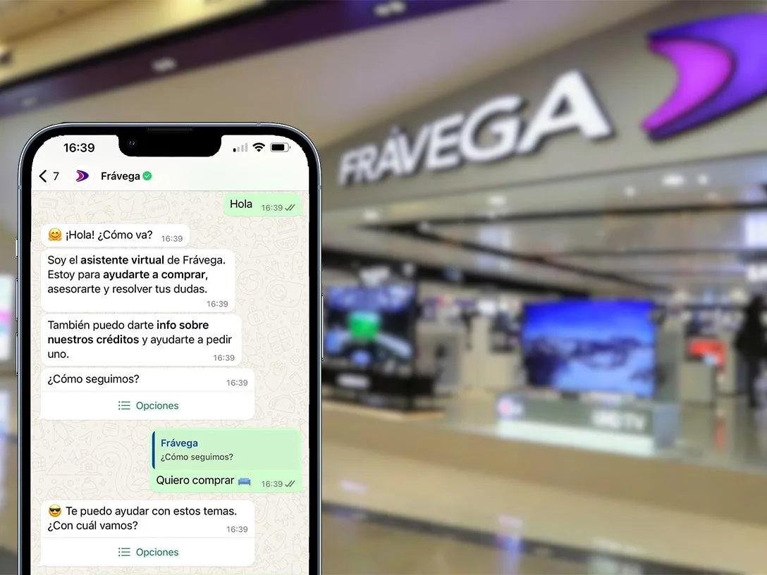 Una imagen de un teléfono mostrando cómo Frávega extiende su servicio al cliente desde fuera de la tienda a whatsapp
