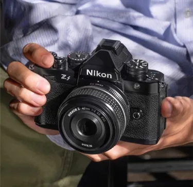 Un primer plano de las manos de una persona que sostiene una cámara