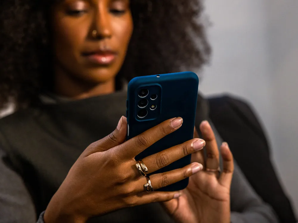 Gambar diperbesar seseorang sedang menggunakan telepon