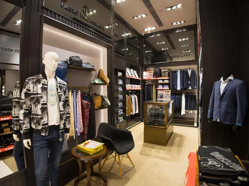 Dentro de una tienda de Sincere mostrando maniquíes completamente vestidos y otros productos en las estanterías