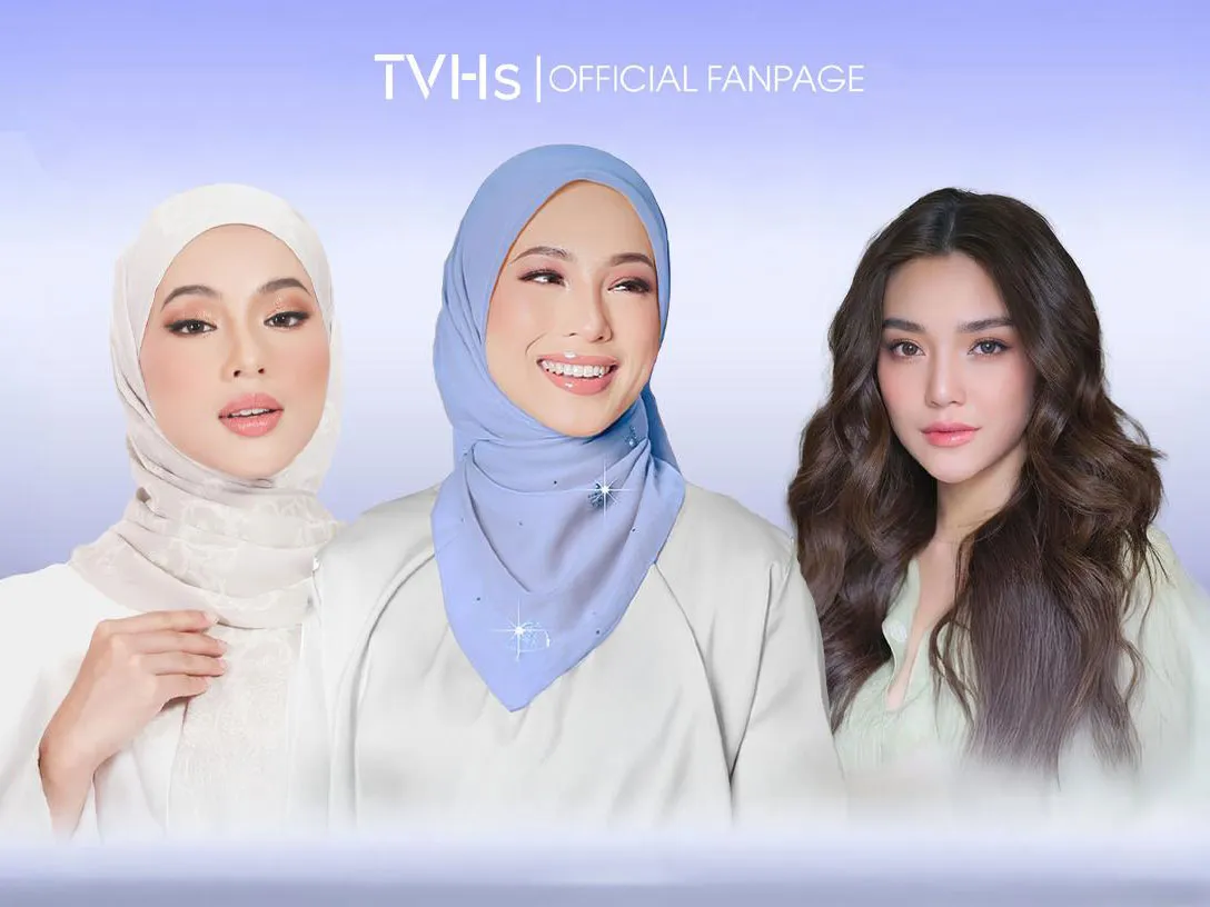 Tiga wanita berpose untuk pemotretan