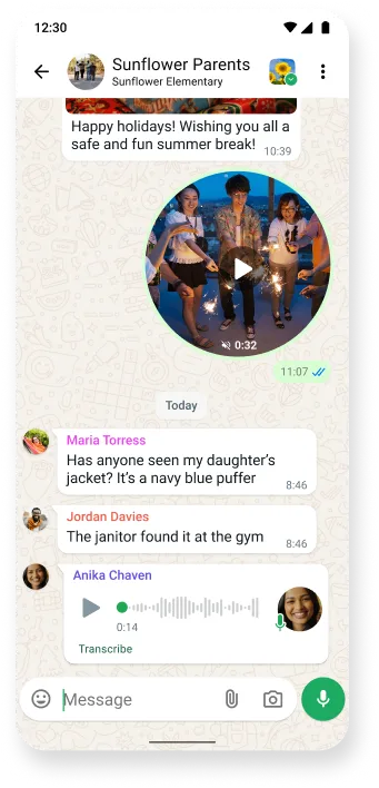 skermskoot van ’n whatsapp-kletsstroom wat multimedia gesprek met video-, teks- en stemboodskappe wys om seepgladde kommunikasie op die gewilde boodskapdienstoepassing te wys