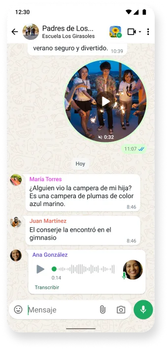 Captura de pantalla del hilo de chat de WhatsApp con una conversación multimedia con mensajes de video, texto y voz, que muestra la comunicación fluida en la popular aplicación de mensajería