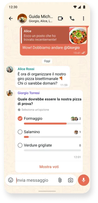 screenshot di una chat su whatsapp in cui si discute di cibo invitante e un sondaggio interattivo, che mostra i temi delle chat dell'app