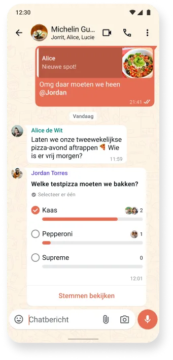 screenshot van whatsapp-chatthread waarin heerlijk eten en een interactieve poll worden besproken met de chatthema's van de app