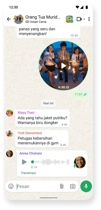 tangkapan layar utas chat WhatsApp yang menampilkan percakapan multimedia dengan video, teks, dan pesan suara, menunjukkan komunikasi yang lancar di aplikasi perpesanan populer