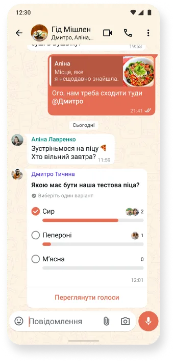знімок екрана ланцюжка чата у WhatsApp з обговоренням смачної їжі й інтерактивним опитуванням, демонструючи теми чатів у додатку