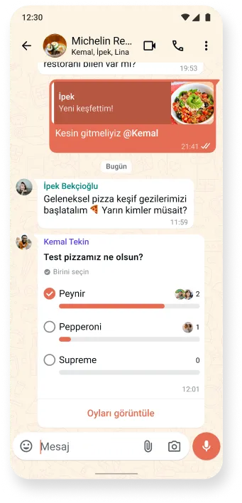 lezzetli yemeklerin ve interaktif anketlerin tartışıldığı, uygulamanın sohbet temalarını sergileyen whatsapp sohbet yazışması ekran görüntüsü