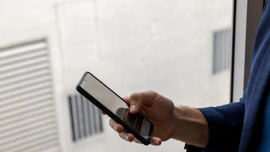 Una persona sostiene un teléfono.