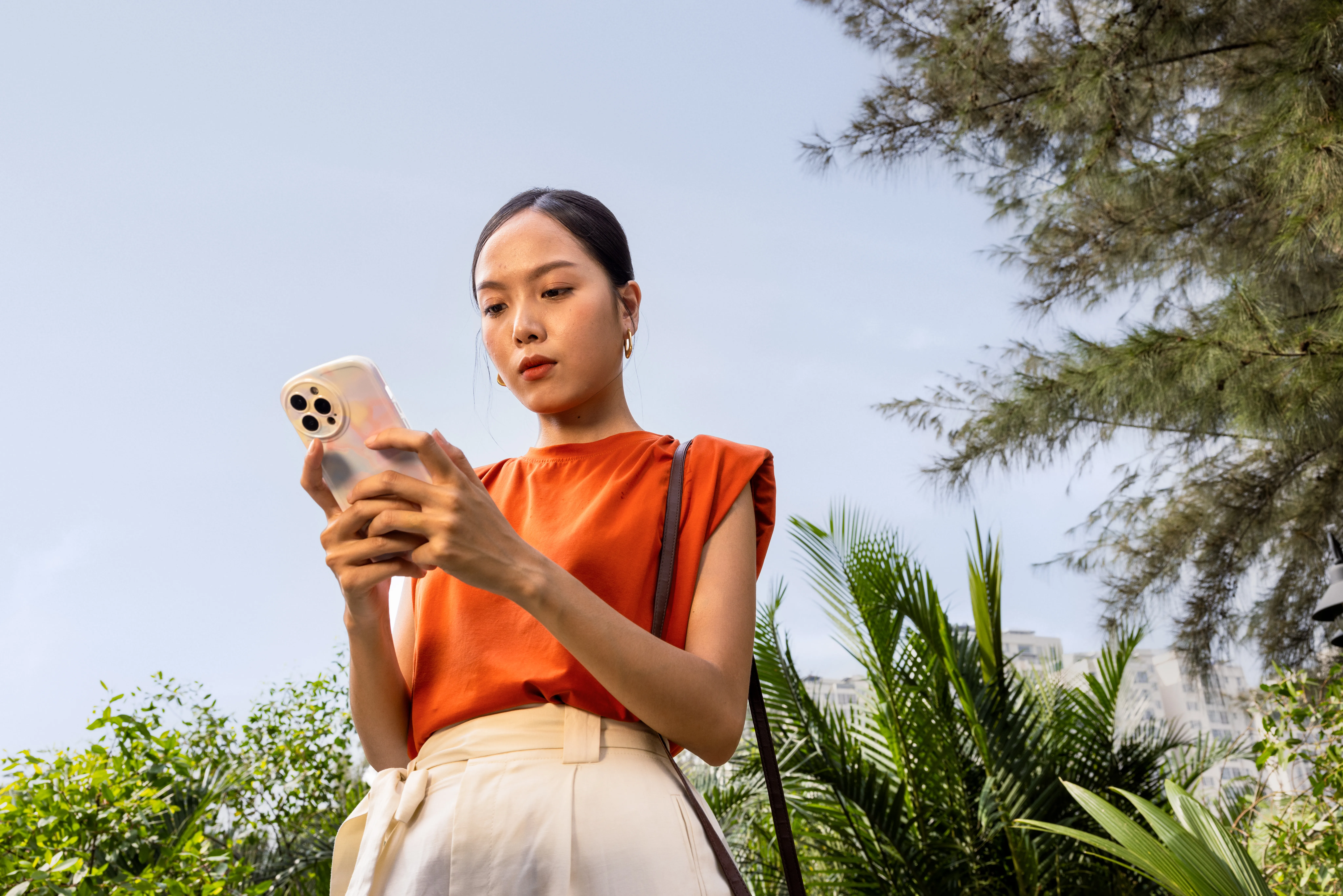 Uma mulher usando um smartphone.