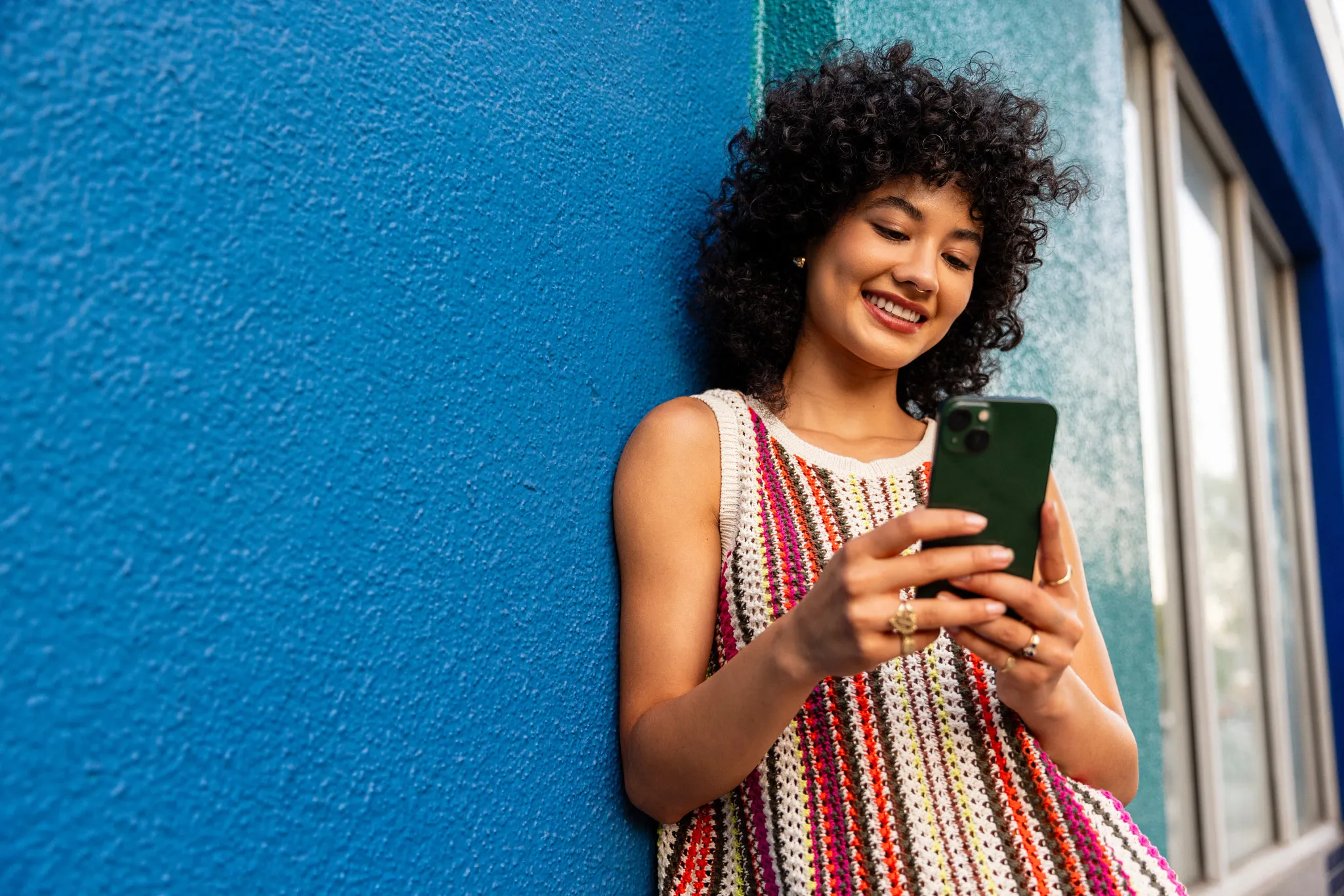 Une femme utilise son téléphone mobile.