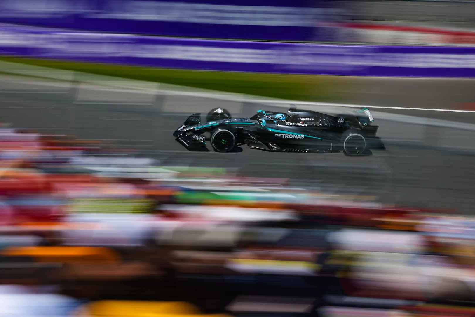 Une voiture de course de F1 rapide en mouvement.