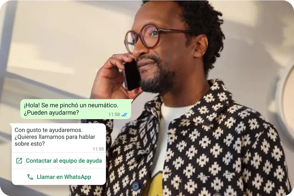 Un hombre llamando a soporte con un gráfico que muestra opciones entre llamar y enviar un mensaje