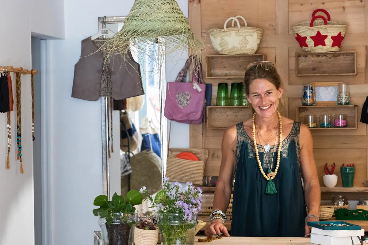 Une femme prend la pose pour une photo dans son magasin