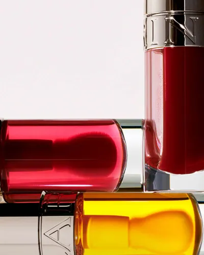 Une sélection de rouges à lèvres Clarins.